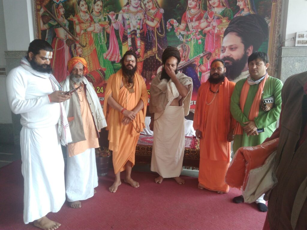 भारतीय धर्मसंघ के संरक्षक पुरूषोत्तम दास जी महराज अपने टीम के साथ