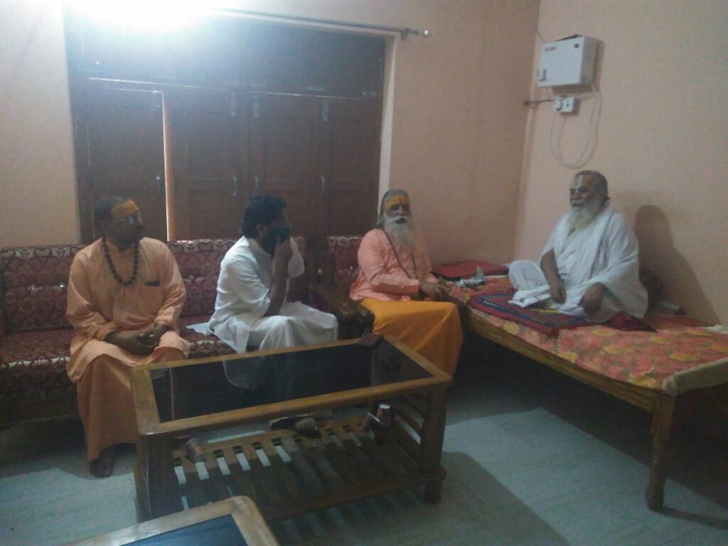 अयोध्या में भारतीय धर्मसंघ की टीम कमलनयन जी महराज से मिलते हुए