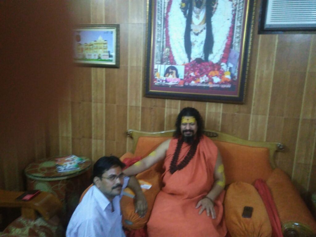 हरिद्वार में भारतीय धर्मसंघ की टीम के संपादक अरूण पाण्डेय महामंडलेश्वर कैलाशानंद जी महराज से आर्शीवाद लेते हुए