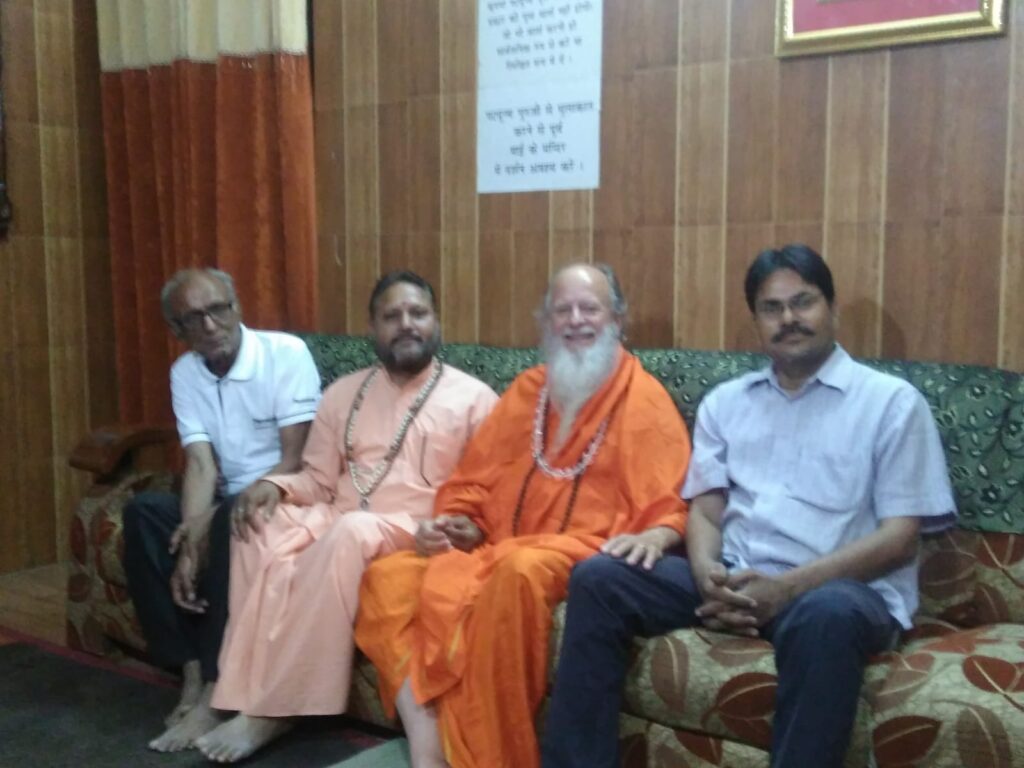 हरिद्वार में भारतीय धर्मसंघ की टीम से मिलते हुए संत