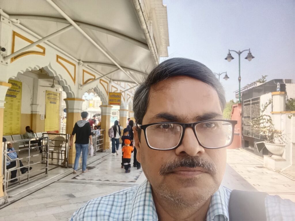 दिल्ली के बंगला साहिब गुरूद्वारा में भारतीय धर्मसंघ के संपादक अरूण पाण्डेय