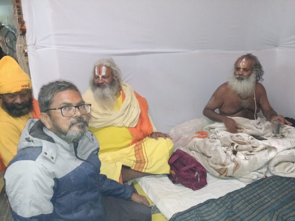 महाकुभ प्रयागराज में भारतीय धर्मसंघ के संपादक अरूण पाण्डेय पंच रूद्राभिषेक करते हुए