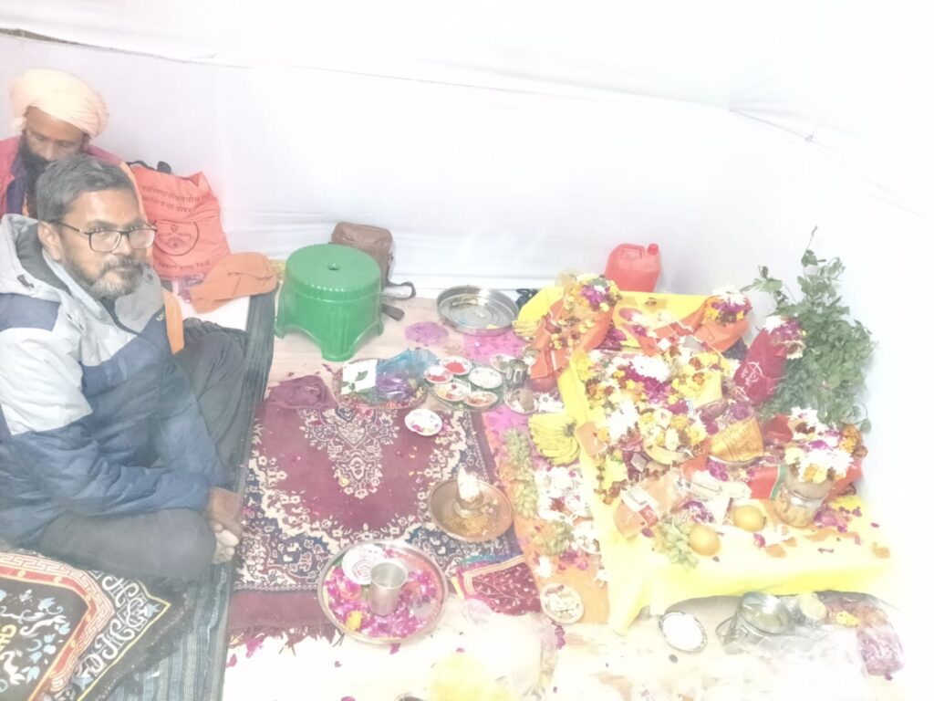 महाकुभ प्रयागराज में भारतीय धर्मसंघ के संपादक अरूण पाण्डेय पंच रूद्राभिषेक करते हुए