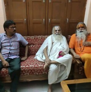 भारतीय धर्मसंध के संपादक अरूण पाण्डेय कमलनयन जी महराज व प्रकाशानंद के साथ अयोघ्या स्थित निवास पर