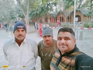 भारतीय धर्मसंध के संपादक अरूण पाण्डेय उपेन्द्र सिंह व सिंधम सिंह के साथ गोर्वधन मथुरा में