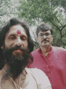 भारतीय धर्मसंध के संपादक अरूण पाण्डेय आहवन अखाडा के सभापति दुर्गेश गिरी जी महराज के साथ