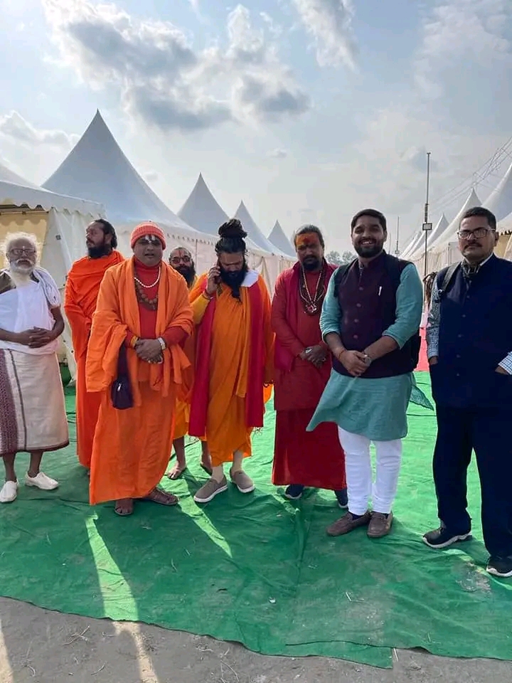 संरक्षक पुरूषोत्तम दास जी महराज व संपादक अरूण पाण्डेय दिल्ली में एक कार्यक्रम के दौरान