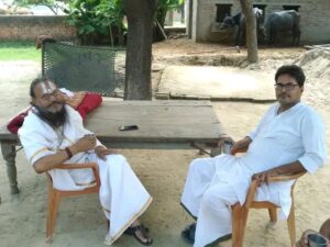 भारतीय धर्मसंध के संपादक अरूण पाण्डेय जयराम दास के पैतृक गाव प्रतापगढ में वार्तालाप करते हुए