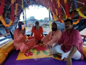 भारतीय धर्मसंध के संपादक अरूण पाण्डेय चित्रकूट में बाबाओं के साथ नौकाविहार का आनंद लेते हुए