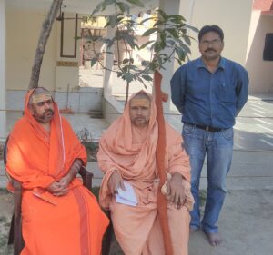 भारतीय धर्मसंध के संपादक अरूण पाण्डेय देवव्रत जी महराज के साथ दिल्ली के धर्मसंध की कोठी में