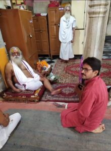 भारतीय धर्मसंध के संपादक अरूण पाण्डेय अयोध्या में महंत नृत्य गोपाल दास जी का आर्शीवाद लेते हुए