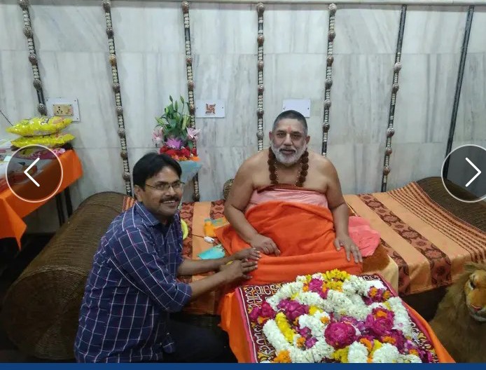 शंकराचार्य द्वारिका शारदा पीठ के अच्युतानंद तीर्थ जी महराज से मिलते भारतीय धर्मसंघ के संपादक अरूण पाण्डेय