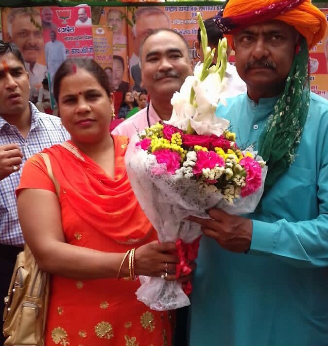 भारतीय धर्मसंघ की संयोजक भारतीय जनता पार्टी के पूर्व संगठन मंत्री संजय विनायक जोशी को पुष्प देते हुए
